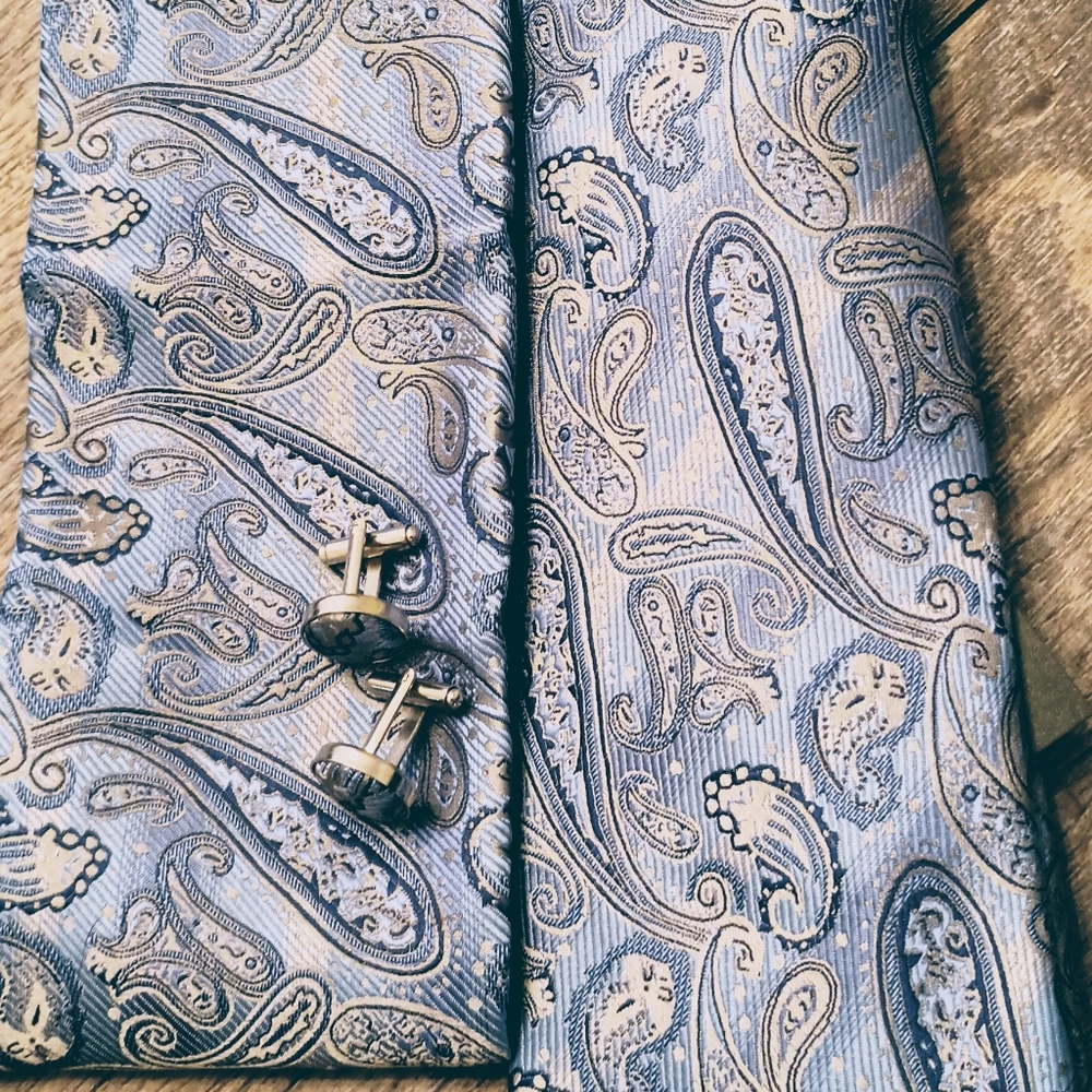 Men's All Italian Silk Tie WITH Cuff Links & Pocket Handkerchief.